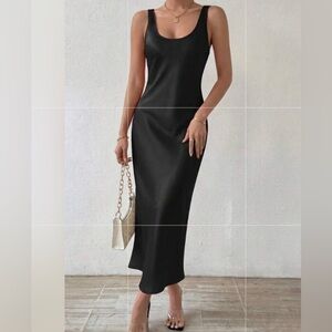 Sleek Black Scoop Neck Maxi Dress
